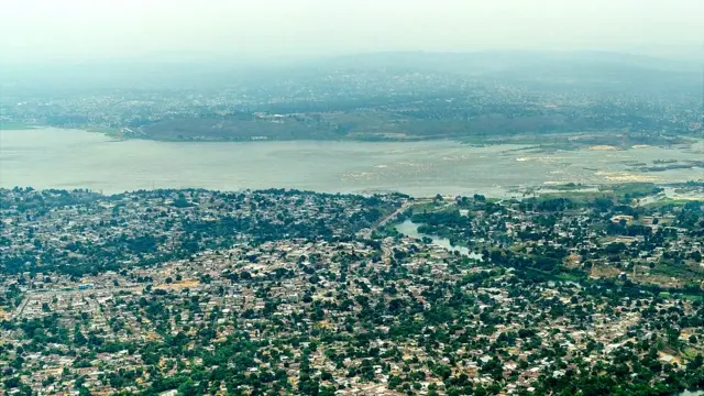 Kinshasa (hakurya y'uruzi Kongo) na Brazzaville (hino) ni yo mirwa mikuru yegeranye cyane kurusha iyindi ku isi