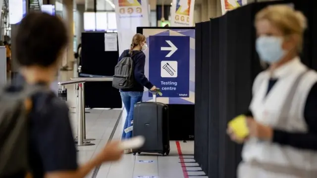 در بسیاری از کشورها در فرودگاه تست کرونا گرفته می‌‎شود