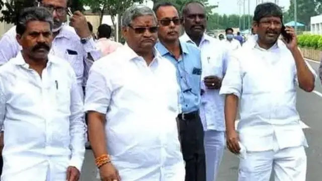 జీఏడీ ముఖ్యకార్యదర్శి శశిభూషణ్ కుమార్తో సమావేశానికి వెళ్తున్న ఉద్యోగ సంఘాల నాయకులు