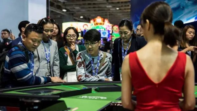 මැකාවු හි පැවති Global Gaming Expo හි දී 2019 මැයි 21 වන දින සංචාරකයින් කැසිනෝ ක්‍රීඩා කරමින්
