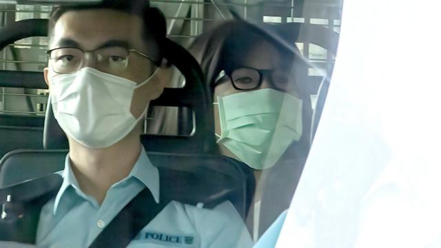 鄒幸彤（後）由警車押送到香港西九龍裁判法院出庭應訊（10/9/2021）