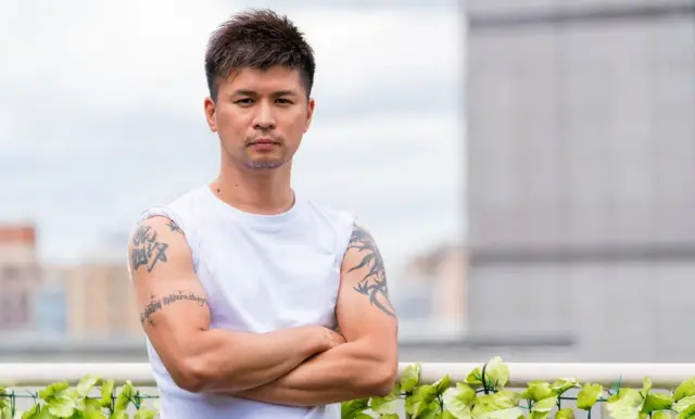 Hombre japonés tatuado posa en Osaka.