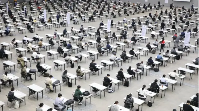 지난 5월 한 공사 채용 시험 현장. 지원자들이 거리두기를 하고 필기 시험에 응하고 있다