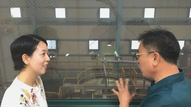 (캡션) 의정부환경자원센터의 음식물 퇴비화 시설. 조창호 소장에게 설명을 듣고 있다