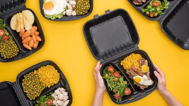 Recipiente de plástico con comida.