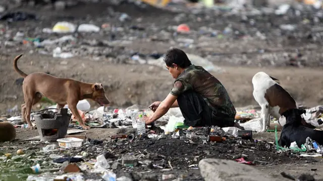 Un sans-abri thaï préparant son repas dans une décharge à Bangkok (illustration).