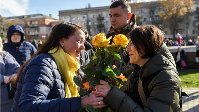 نائبة وزير الدفاع الأوكراني تتلقى ورودا من إحدى السكان في خيرسون.