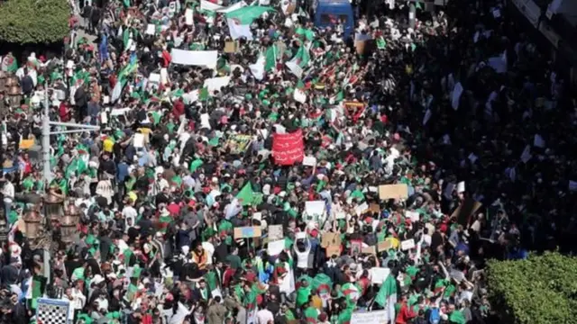 Les manifestants ont encore envahi les rues de la capitale, Alger, vendredi 15 mars 2019.