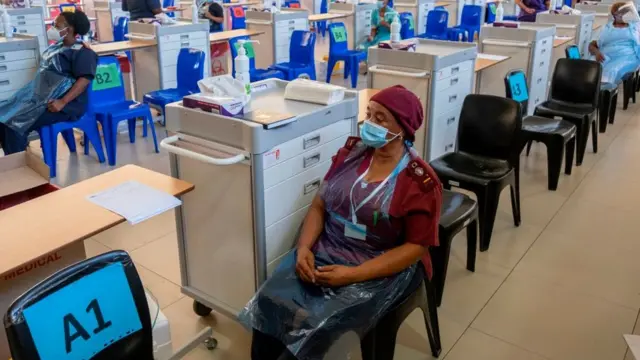 Des femmes attendent de se faire vacciner