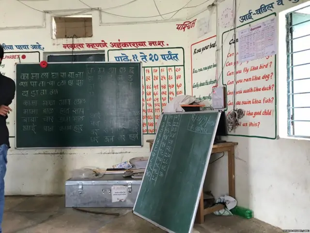 शाळेतील काँप्युटर वर्षभरापासून बंद आहेत.