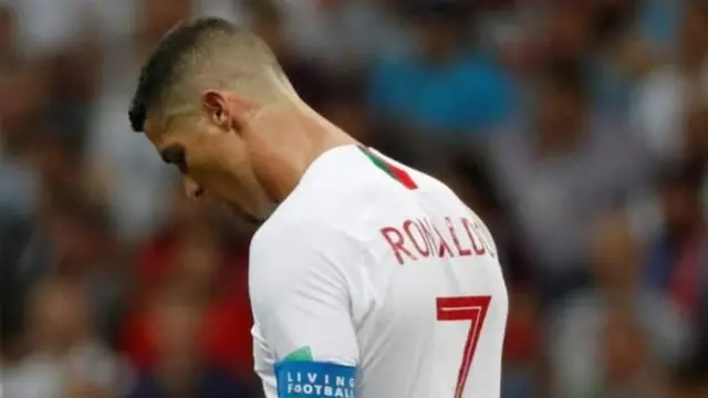 Ronald ahuzunika baada ya Ureno kuondolewa katika raundi ya muondoano na Uruguay