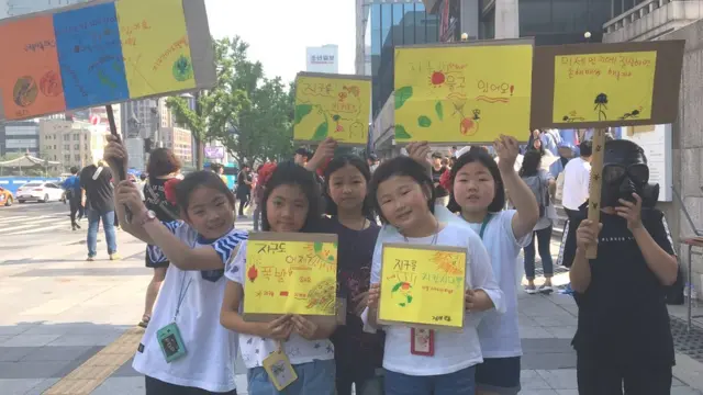 (캡션) 학생들이 준비한 피켓을 들고 BBC에 포즈를 취하고 있다