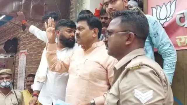 अपने कार्यकर्ताओं के साथ अजय मिश्रा टेनी