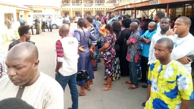 Aworan awọn ọmọ ile ijọsin Sotitobire ni iwaju ile ẹjọ