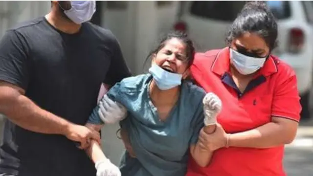 ఆక్సిజన్ కొరత కారణంగా కుటుంబసభ్యులను కోల్పోయిన బాధితులు