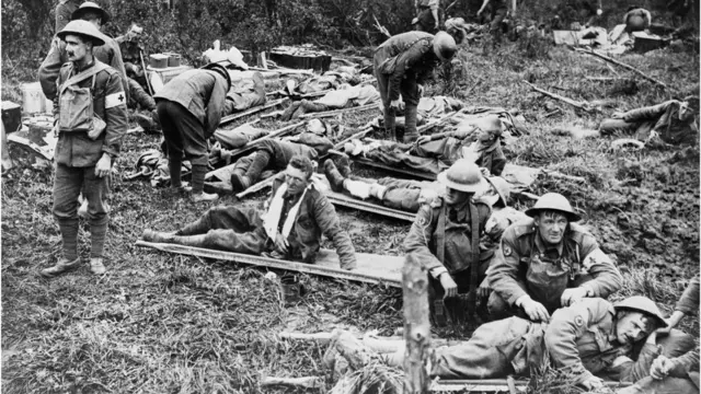 El rescate y atención de los heridos en el terreno era una tarea muy difícil para los equipos médicos.