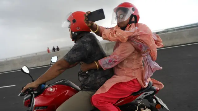 পদ্মা সেতুতে চলন্ত মোটর সাইকেল থেকে একজন আরোহী মোবাইল ফোন ক্যামেরায় ভিডিও করছেন, ২৬/০৬/২০২২