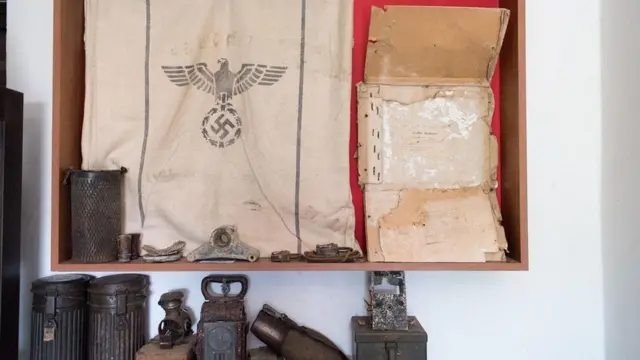 ستيليوس تريباليتاكيس يكدس مجموعة من أكثر من 40 ألف قطعة آثار تركت في كريت بعد الحرب العالمية الثانية