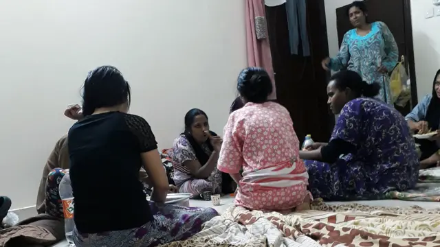 женщины-мигрантки в центре по трудоустройству