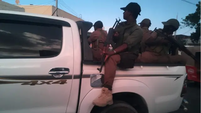 強尼‧沃德在索馬里旅行時搭乘有武裝保鑣的車輛。