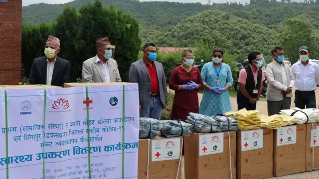 नेपाल पत्रकार महासङ्घ काभ्रेपलाञ्चोक शाखाको समन्वयमा प्रारम्भ सामाजिक संस्था र आनी छोइङ डोल्मा फाउन्डेशनको सहयोगमा जिल्लाका तीन अस्पताललाई स्वास्थ्य उपकरण हस्तान्तरण गरिँदै