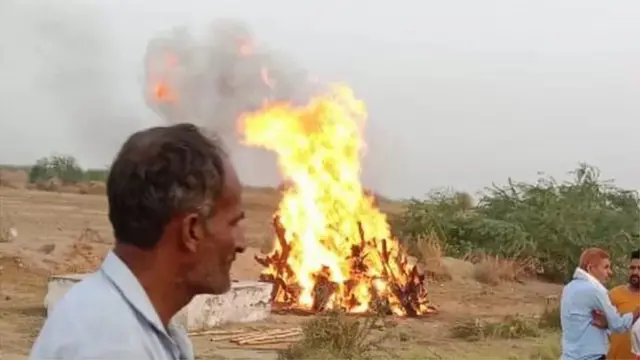 પોસ્ટમોર્ટમ પછી, સંબંધીઓ મૃતદેહ લઈ ગયા અને પિયરમાં જ એક ચિતા પર બધાના અંતિમ સંસ્કાર કર્યા હતા
