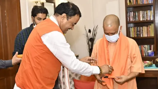 योगी आदित्यनाथ के साथ केपी मौर्या