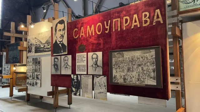 Део поставке у Музеју Стара ливница чини и експонати из времена „самоуправе"