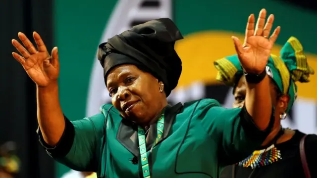 نكوسازانا دالميني-زوما