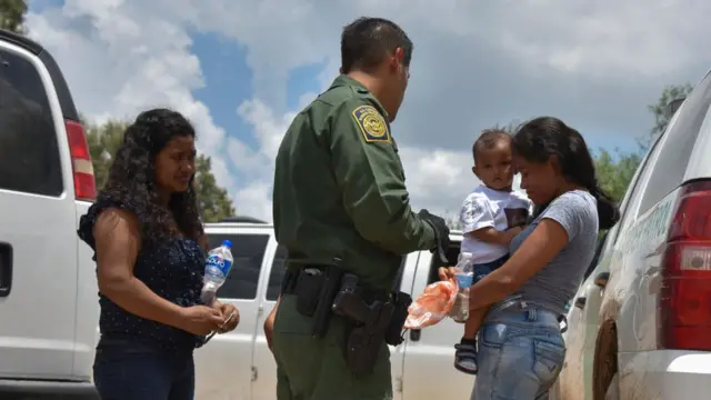 A políticabetesporte como funciona"tolerância zero" separou os filhosbetesporte como funcionaimigrantes indocumentadosbetesporte como funcionasuas famílias