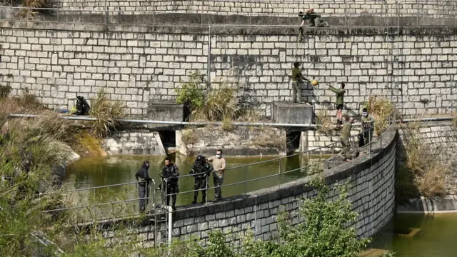 香港警察「水鬼隊」人員在將軍澳華人永遠墳場搜證（中新社圖片25/2/2023）