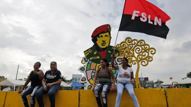 Seguidores de Daniel Ortega, con una bandera del Frente Sandinista de Liberación Nacional.