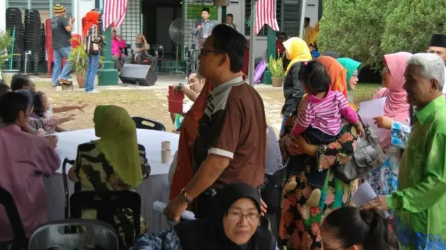 Perayaan Idul Fitri keluarga keturunan Mandailing di Chemor, Perak.