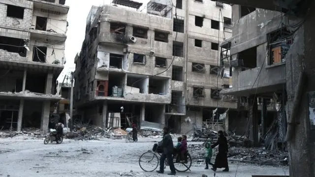 దాడుల్లో ధ్వంసమైన భవనాలు