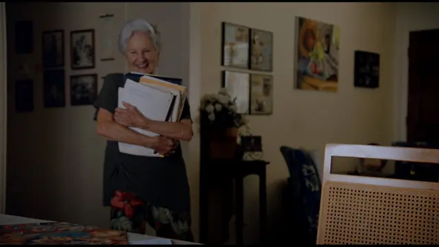 Ángela Álvarez con los cuadernos donde tiene anotadas sus canciones.