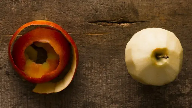 Manzana con piel al lado.