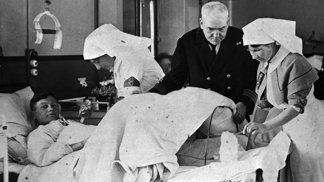 Soldado com enfermeiras durante a 1ª Guerra Mundial