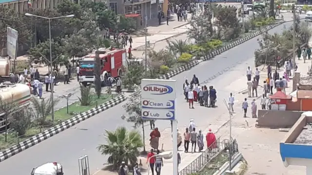 Dadweynaha oo koox koox u taagan wadooyinka