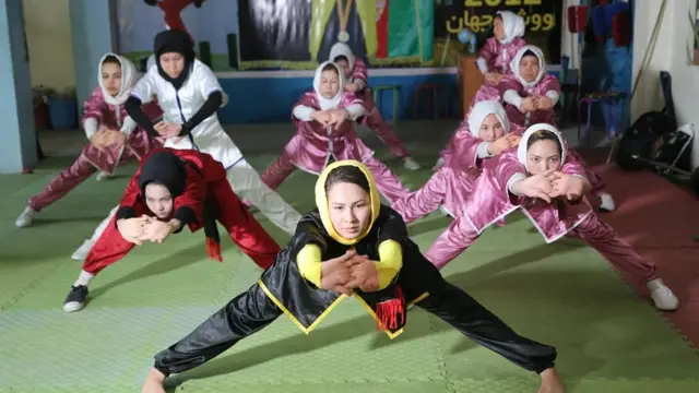 په دغه لوبه کې توره، ځنځیر او نورو وسایلو څخه هم ګټه اخیستل کېږي.