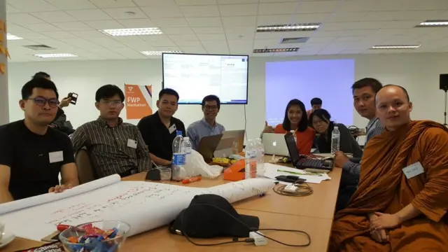 พระปัญญา กับ ทีมงานพรรคอนาคตใหม่