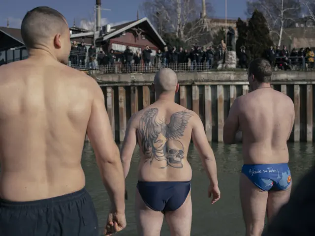 Takmičari različitih uzrasta su plivali bez obzira na vremenske uslove.