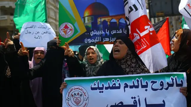 الاحتفال بإزالة البوابات الإلكترونية