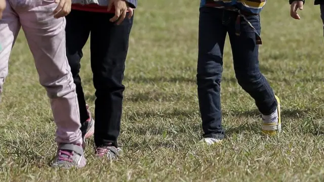 Deca migranti hodaju