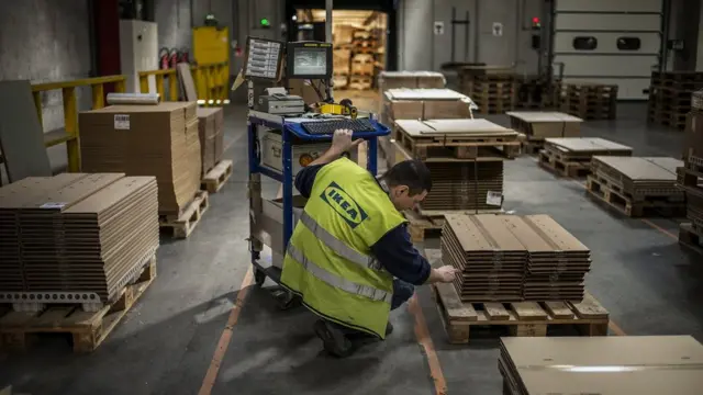 Hombre en una tienda de IKEA