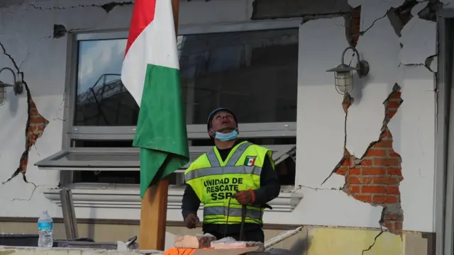 Socorrista observa el techo colapsado de la escuela Rebsamen