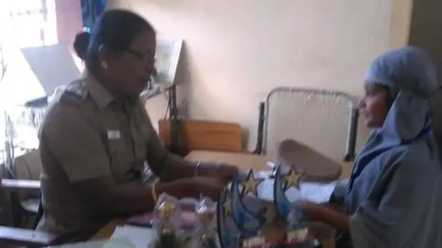 காவல்துறை அதிகாரியுடன் ஹனீஃபா ஸாரா