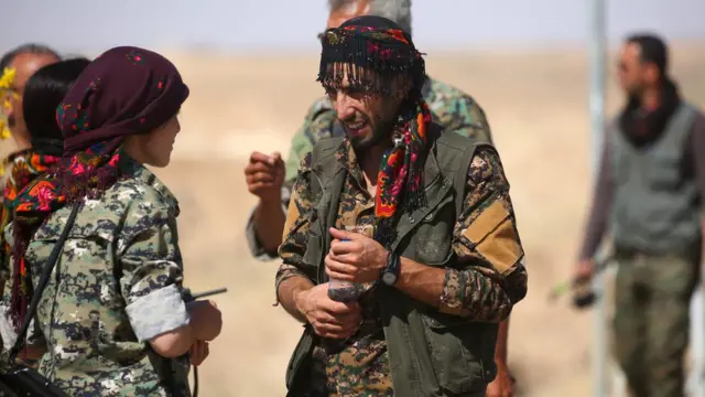 مقاتلون من قوات سوريا الديمقراطية