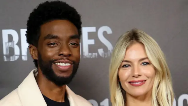 Sienna Miller y Chadwick Boseman