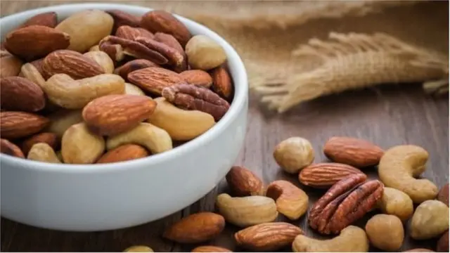 ভালো থাকার জন্য বাদাম জাতীয় খাবার গুরুত্বপূর্ণ