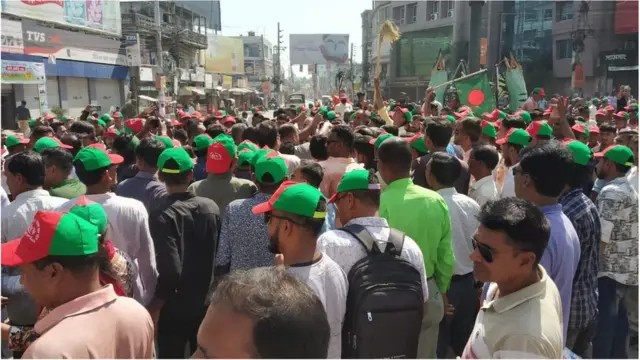 শহরমুখী আরেকটি মিছিল।